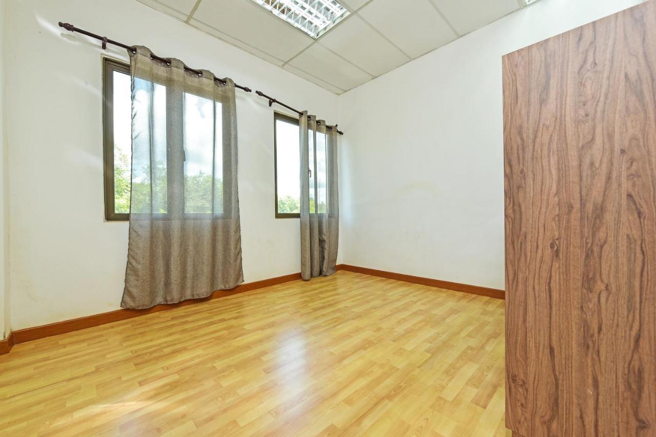 Capital O 90614 Cvia Ummul Hotel Padang Besar Exterior photo