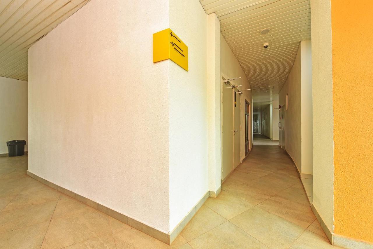 Capital O 90614 Cvia Ummul Hotel Padang Besar Exterior photo