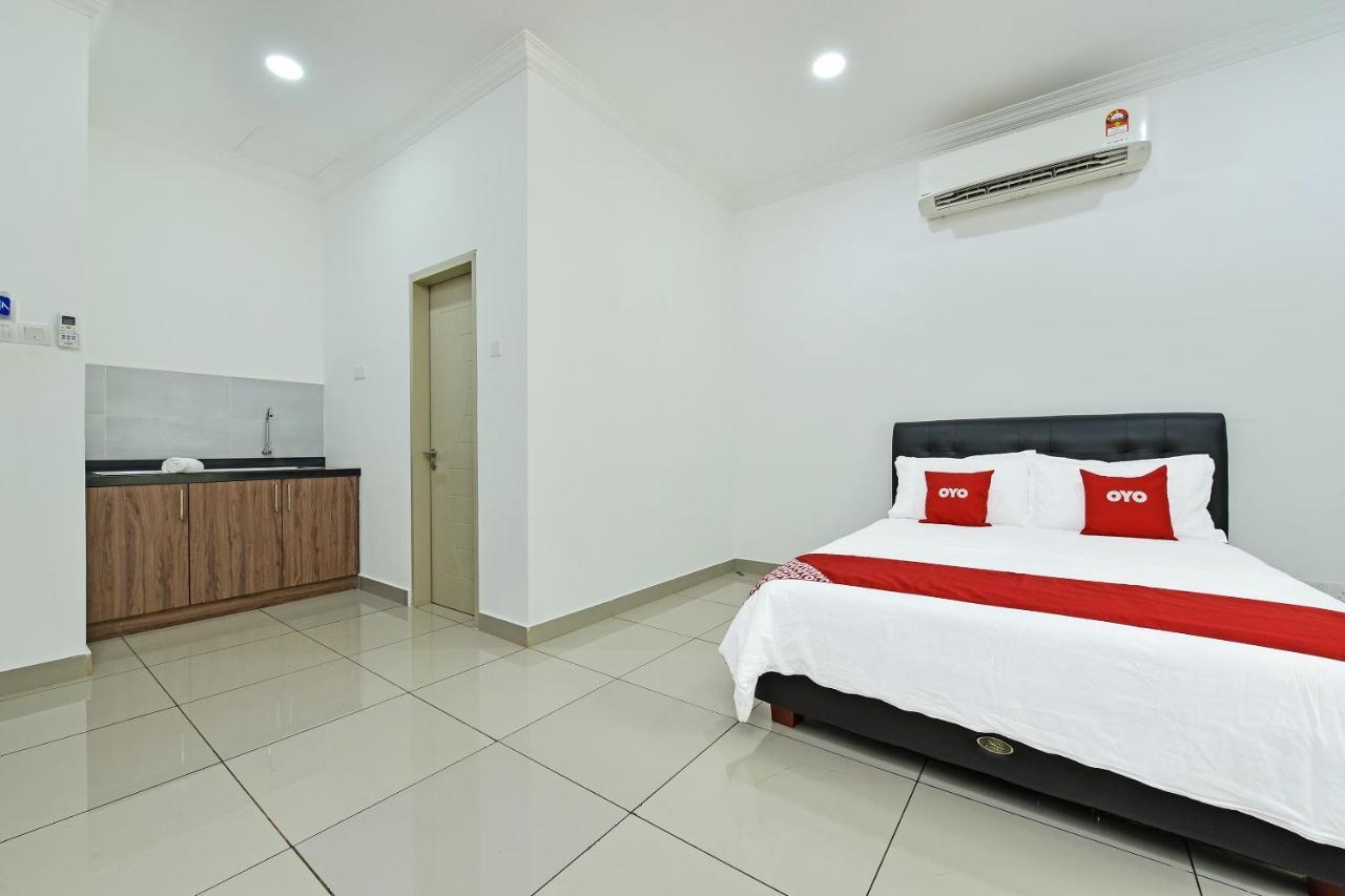 Capital O 90614 Cvia Ummul Hotel Padang Besar Exterior photo