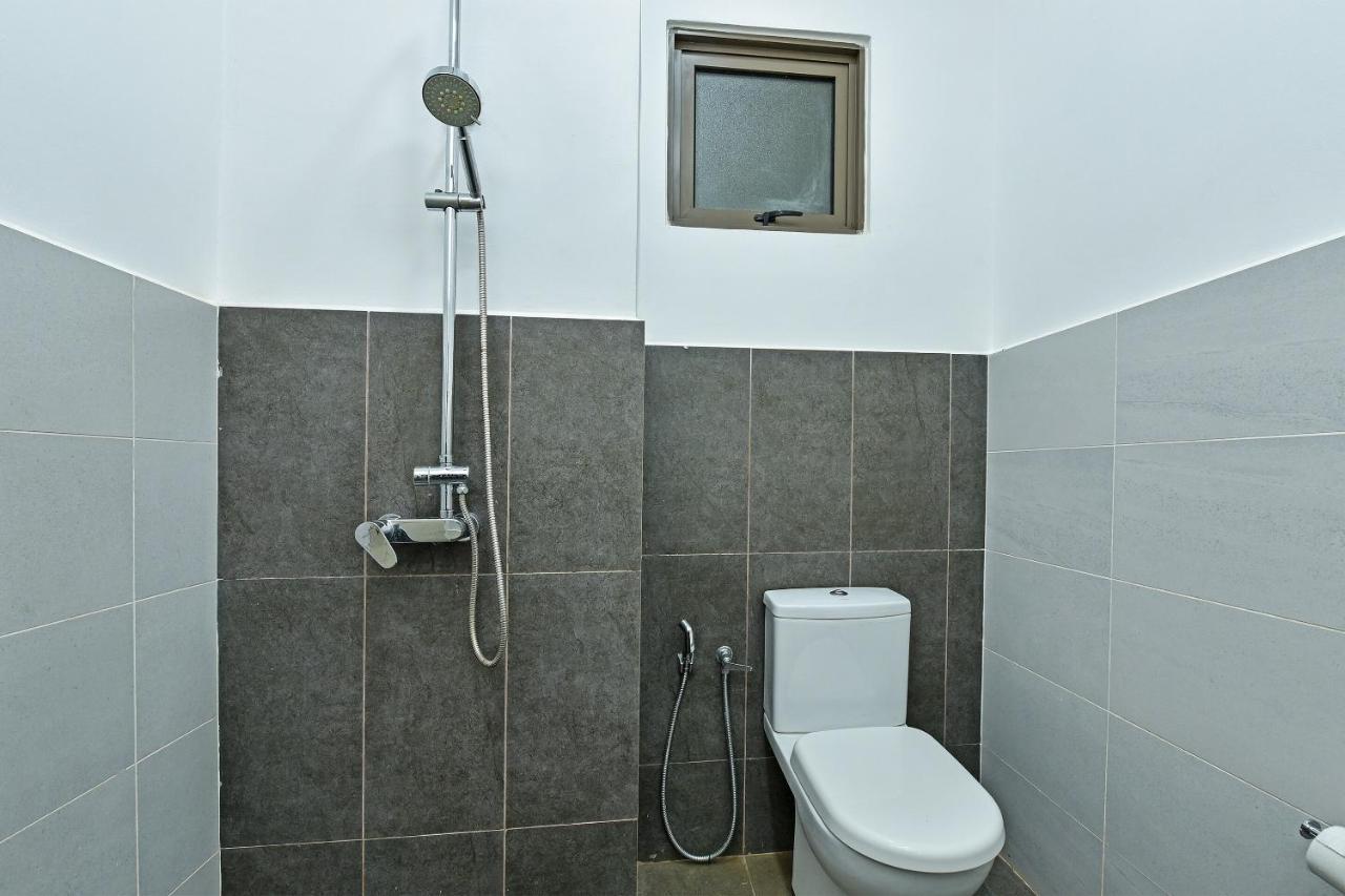 Capital O 90614 Cvia Ummul Hotel Padang Besar Exterior photo
